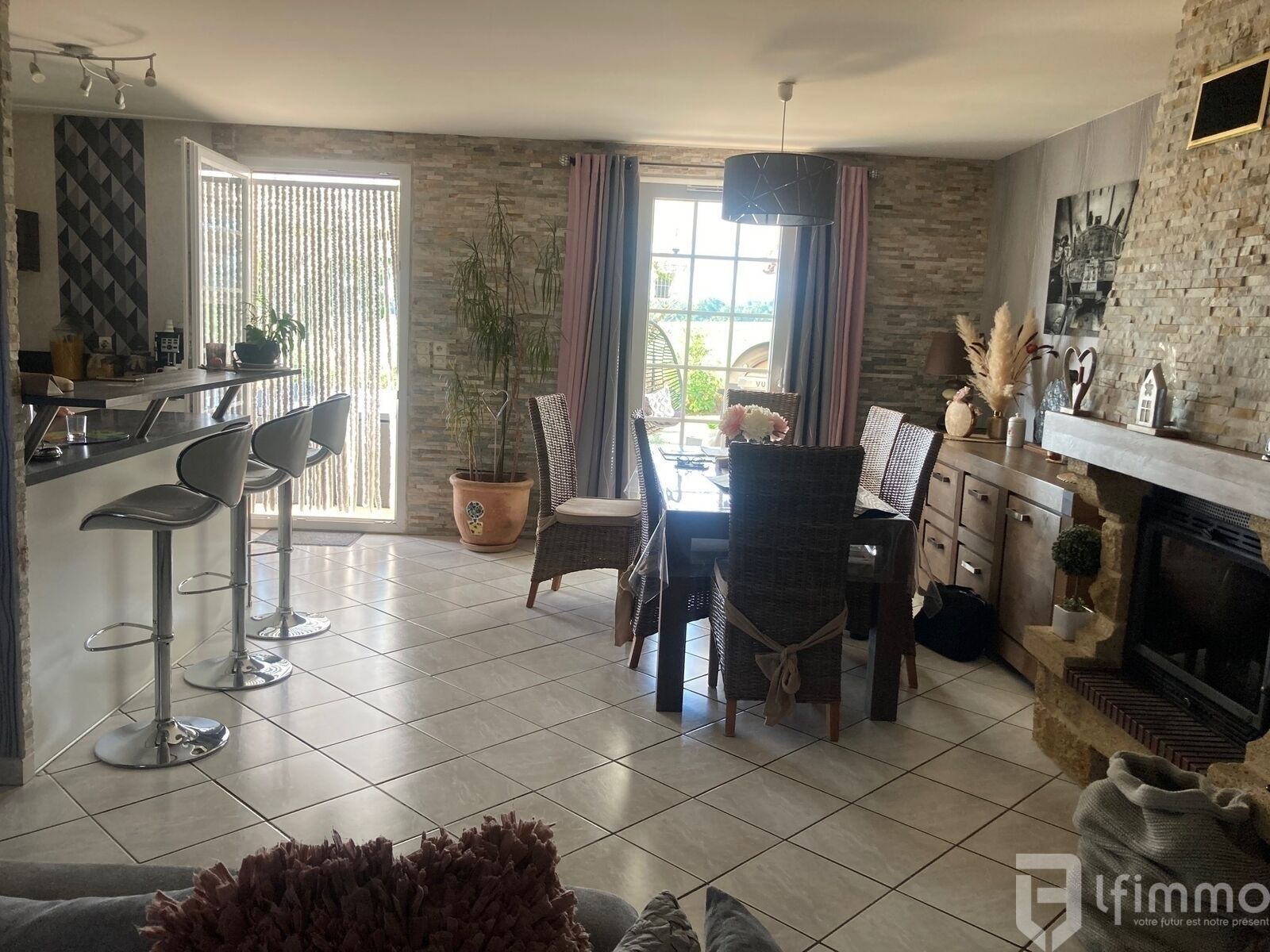 Sous Compromis : Maison de Plain-Pied, dans un Quartier Résidentiel. - 79f4f228-9acb-413e-9c0a-5808d29be0bd