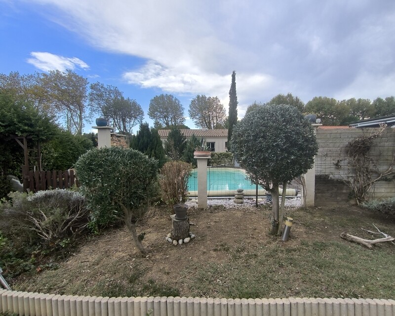 2 villas indépendantes composées de 3 appartements. - Jardin piscine