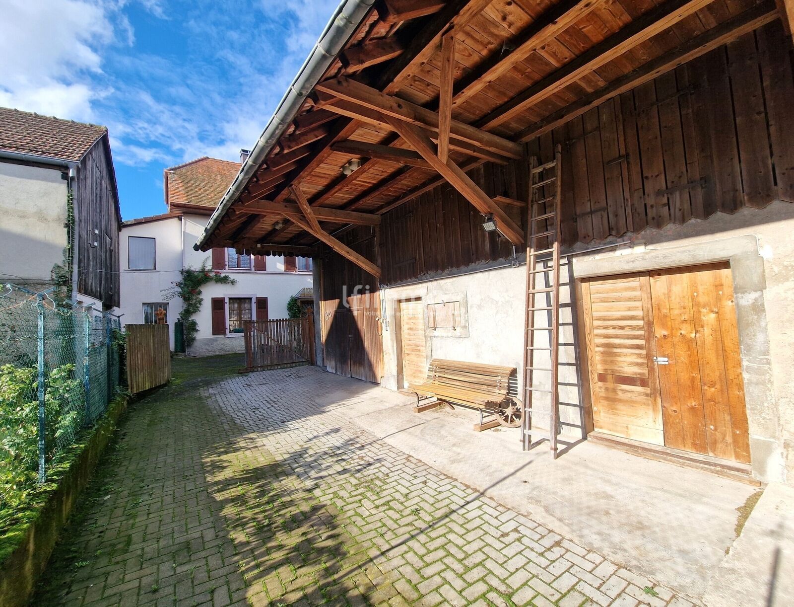 Belle propriété à rénover avec dépendances à prix attractif - 02  2