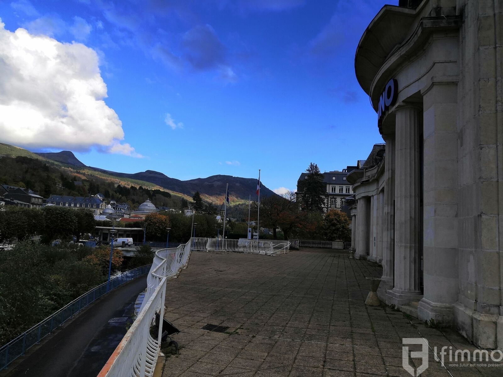 Trop tard ! Vendu ! - Vue sur les montagnes du Sancy