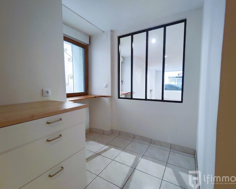 Local Commercial Entièrement Rénové – Thann (68800) - Dégagement Coin cuisine