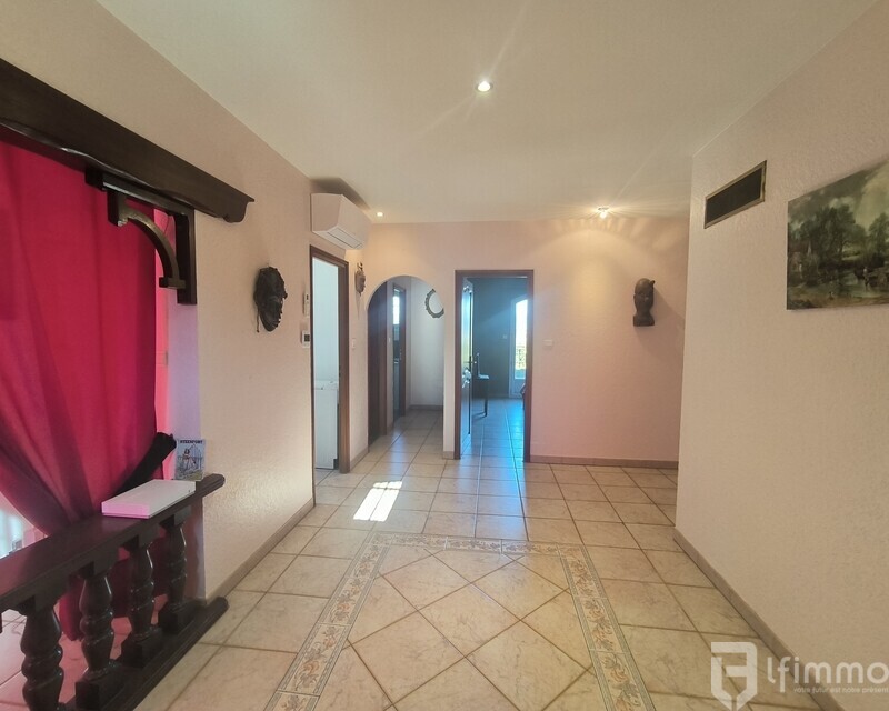 Villa d'exception de 140 m2, jardin de 3096 m2 arborés, et piscine. - Entree couloir