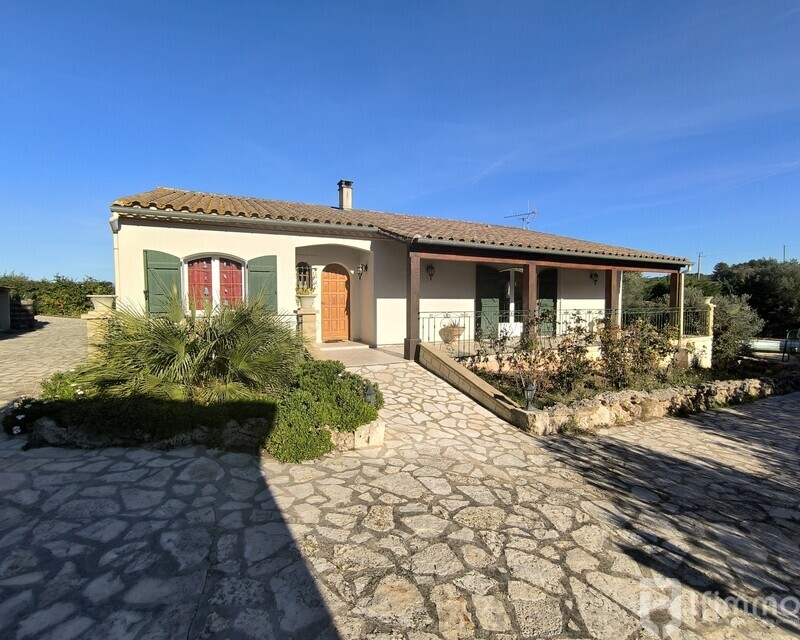 Villa d'exception de 140 m2, jardin de 3096 m2 arborés, et piscine. - Maison entrée