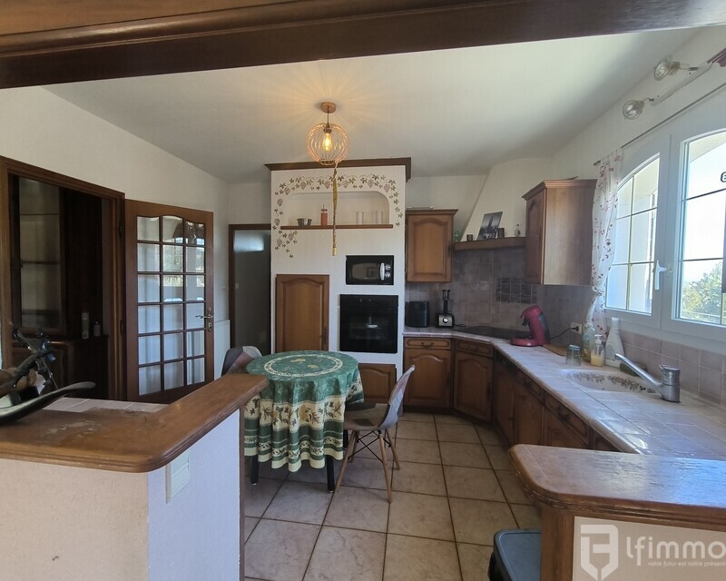 Villa d'exception de 140 m2, jardin de 3096 m2 arborés, et piscine. - Cuisine