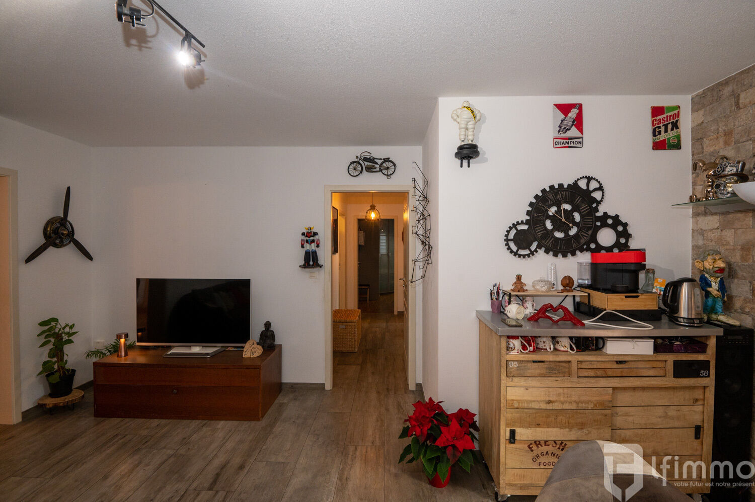 Chaleureux 4 pièces de 82 m² env. en rez-de-jardin - Séjour vue sur dégagement