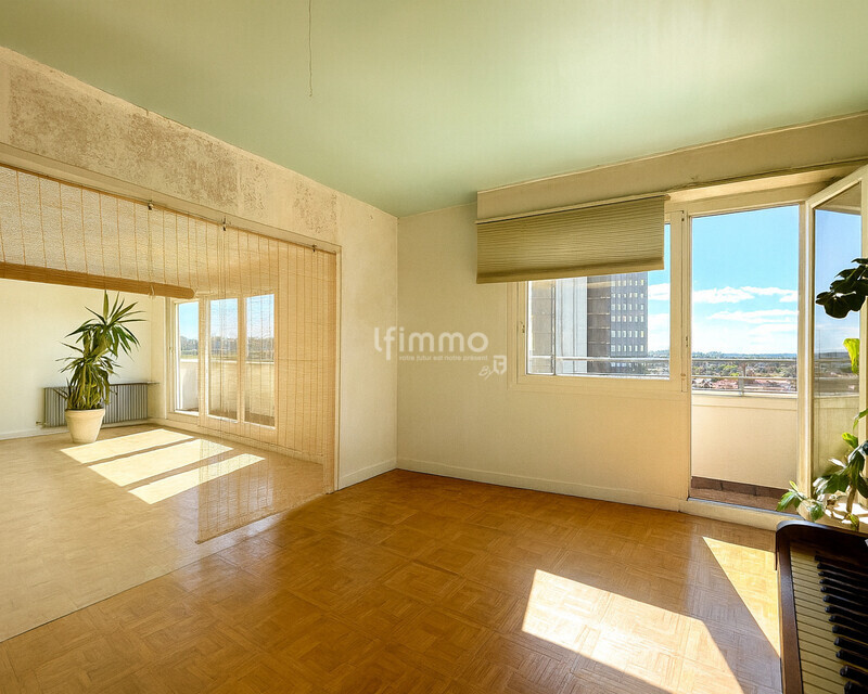 Attique inspirant dans le ciel mulhousien - Salon-séjour lumineux - sans meubles par ia