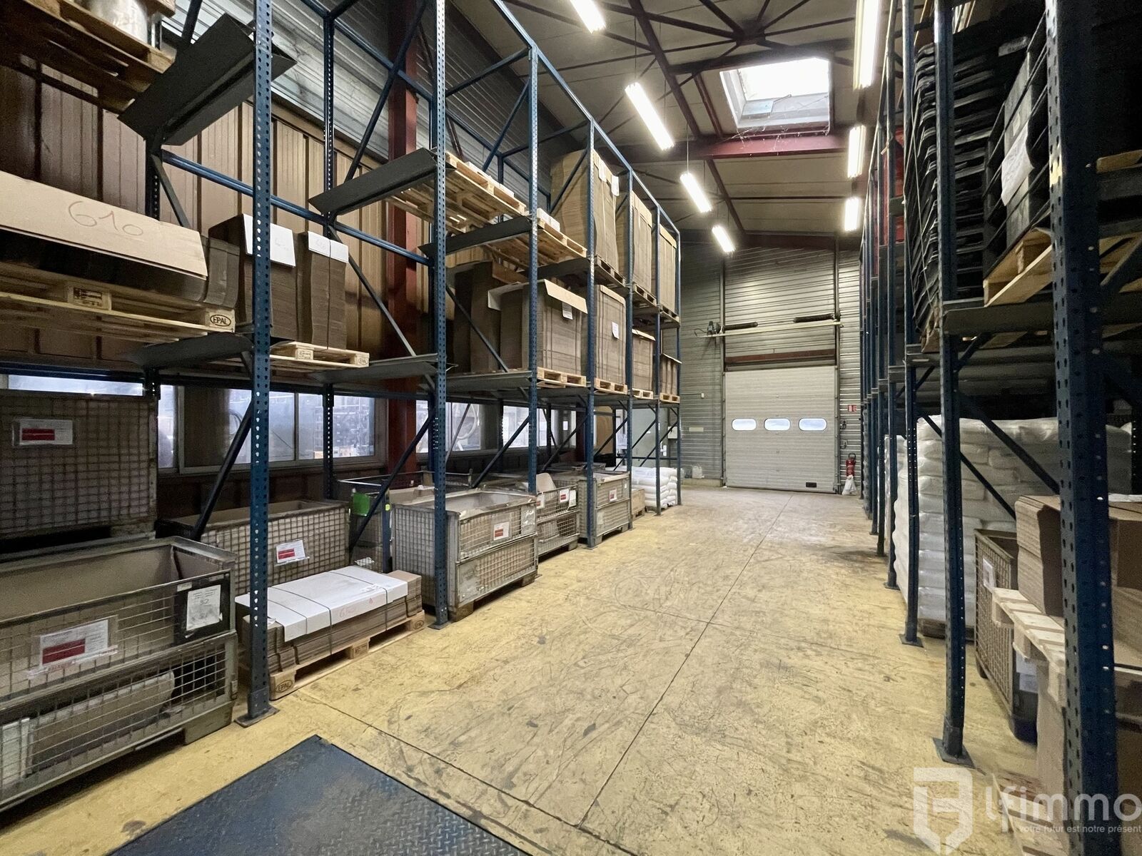 Bâtiment industriel de 1400 m2 sur 257 ares de terrain - Stockage