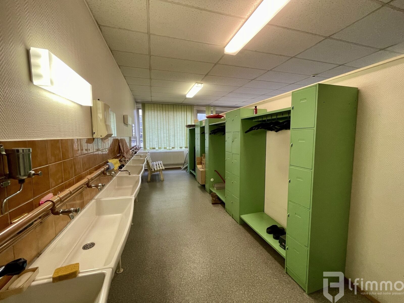 Bâtiment industriel de 1400 m2 sur 257 ares de terrain - Vestiaire 2