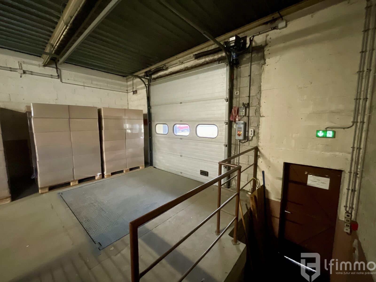 Bâtiment industriel de 1400 m2 sur 257 ares de terrain - Quai de chargement 2