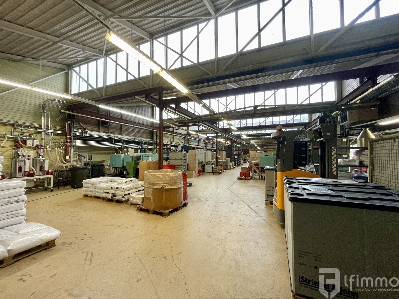 Bâtiment industriel de 1400 m2 sur 257 ares de terrain - Atelier