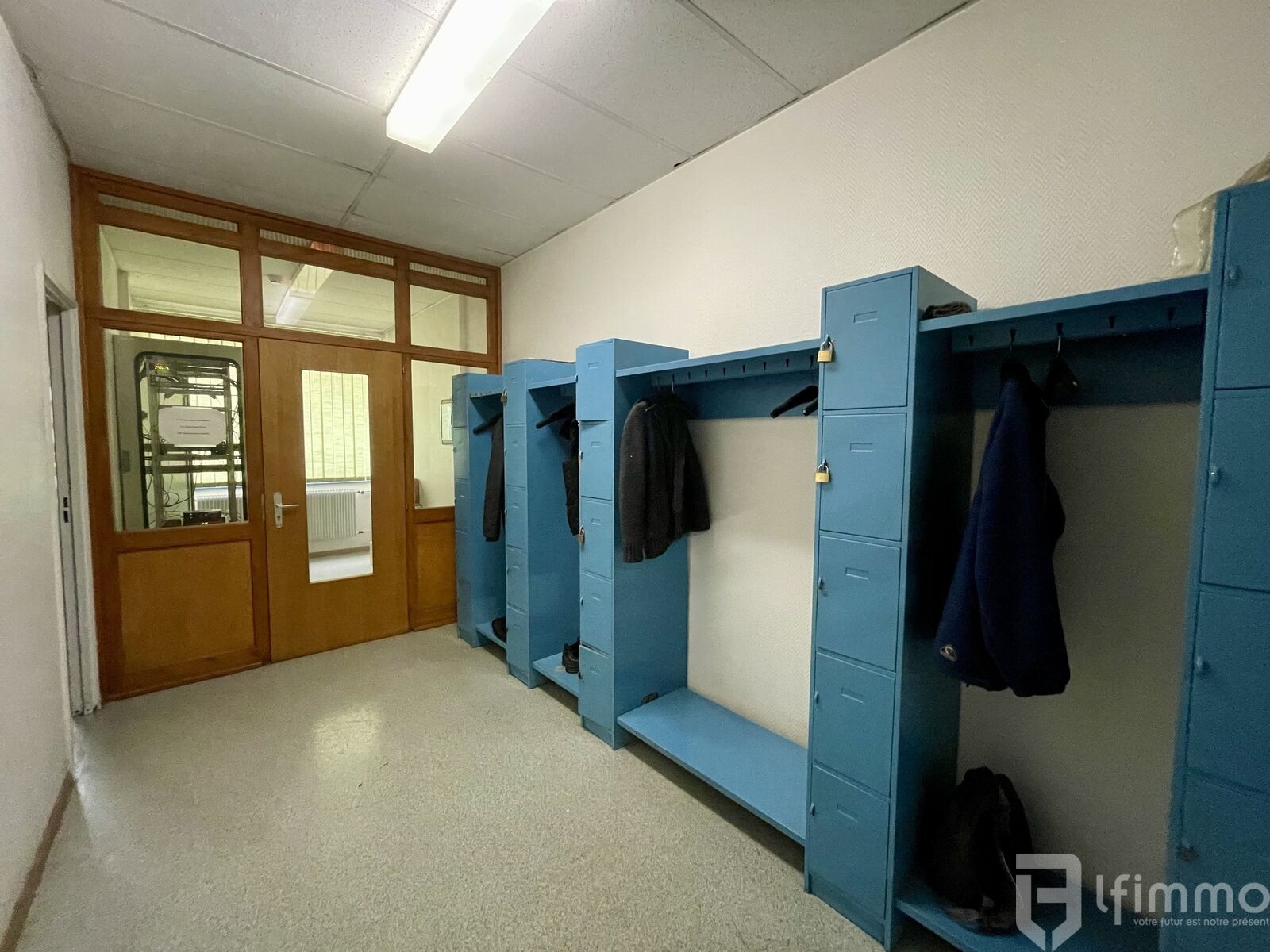 Bâtiment industriel de 1400 m2 sur 257 ares de terrain - Vestiaire 1