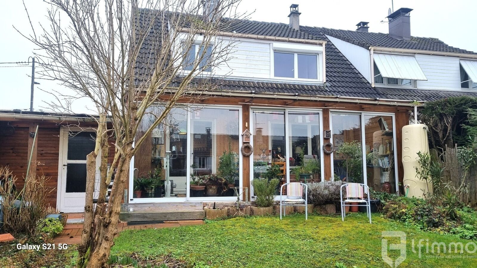 Maison Jumelée à fort potentiel de 96m² avec le garage - Façade arrière avec véranda