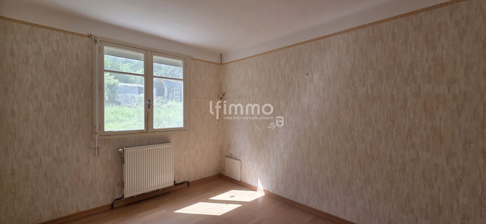 Maison avec extérieur et garage - 20250521 111232