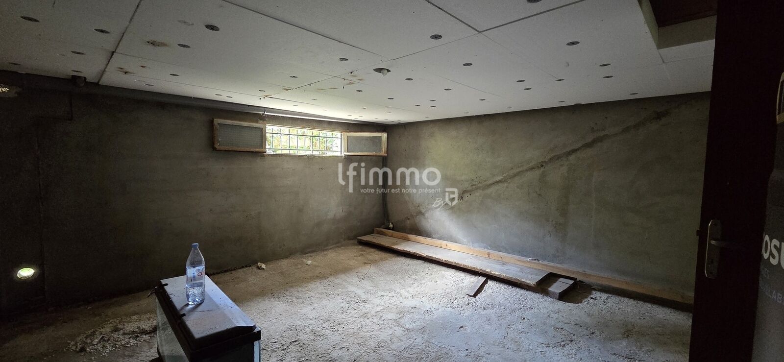 Maison avec extérieur et garage - 20250521 111644