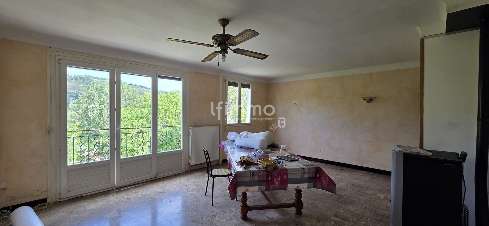 Maison avec extérieur et garage - 20250521 110944