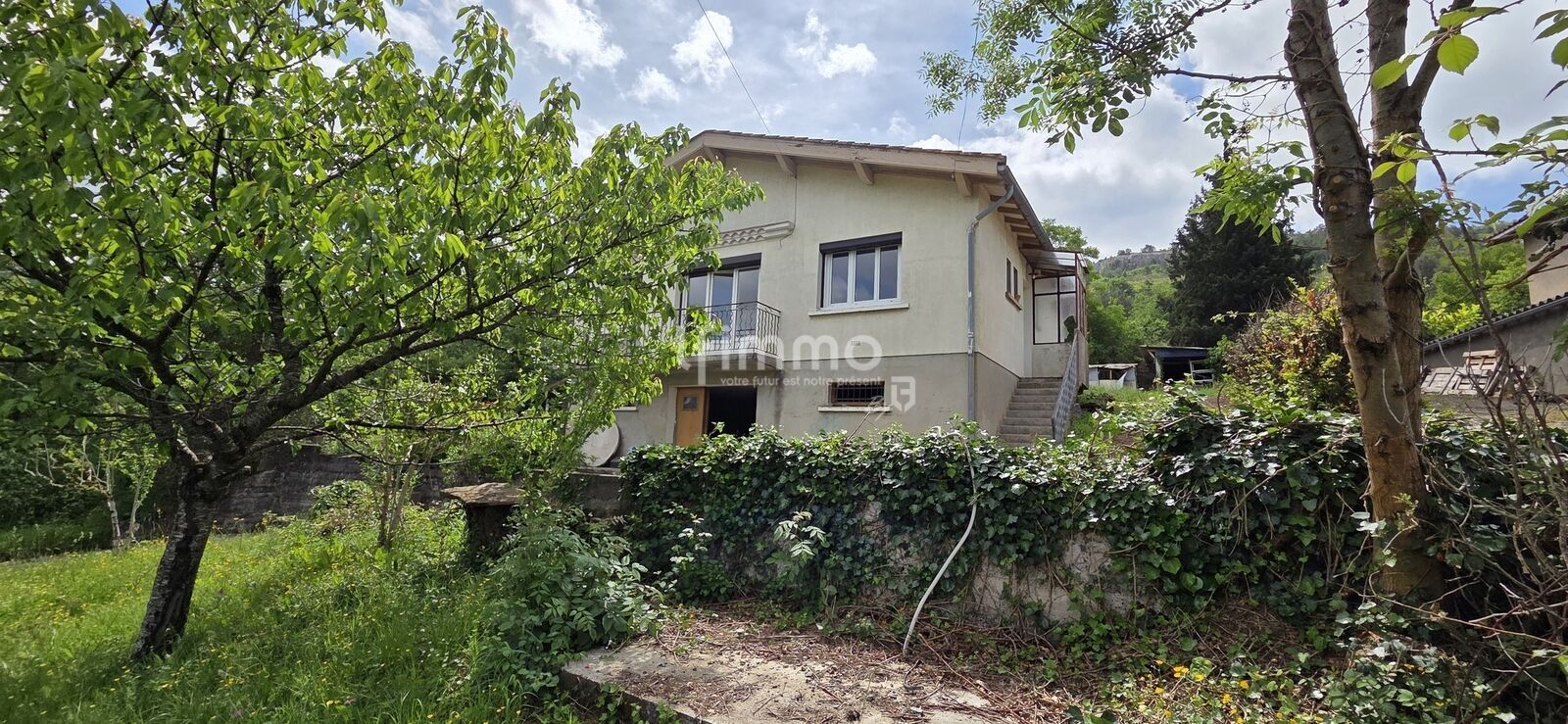 Maison avec extérieur et garage - 20250521 112201