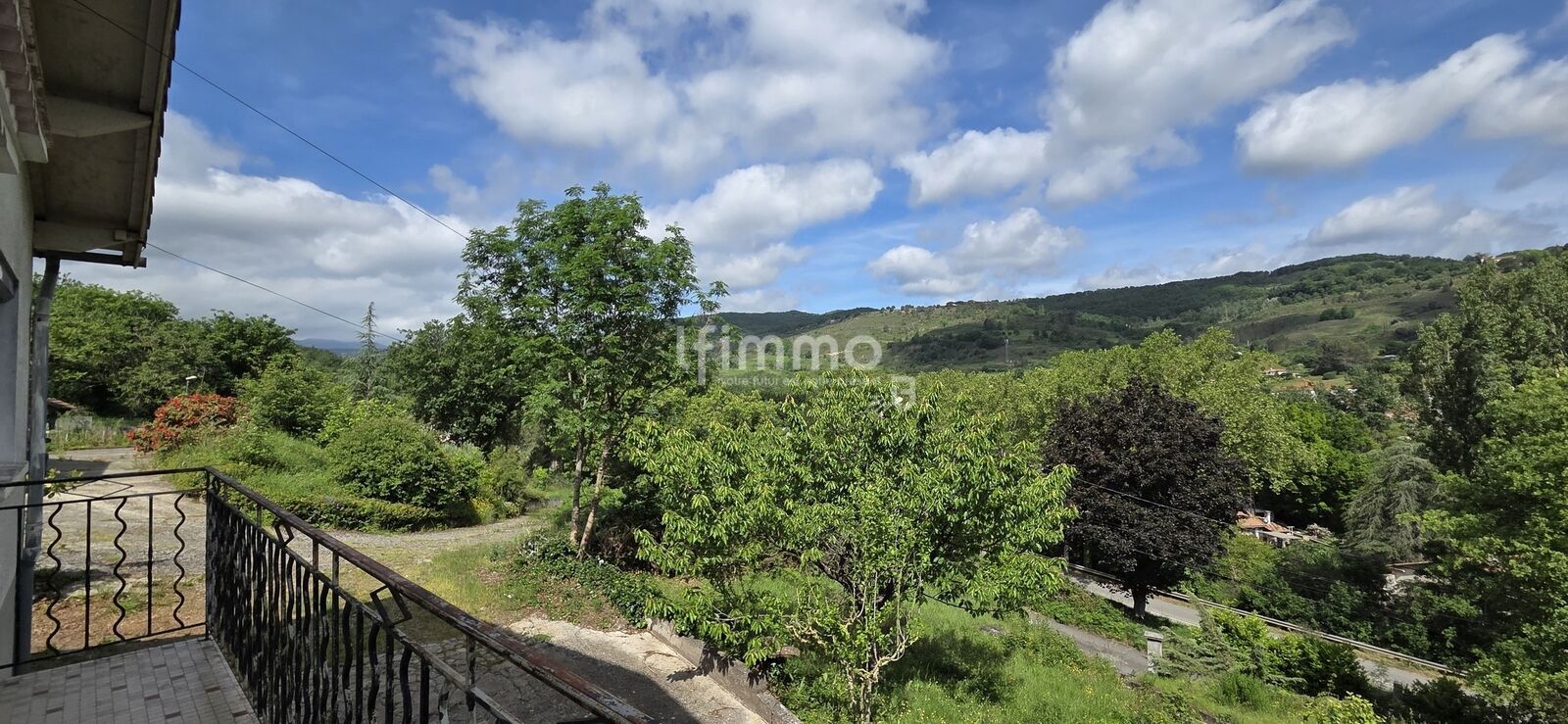 Maison avec extérieur et garage - 20250521 110853