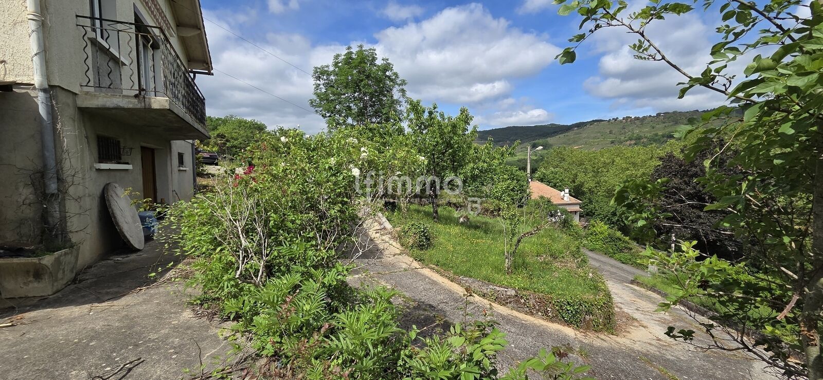 Maison avec extérieur et garage - 20250521 112054