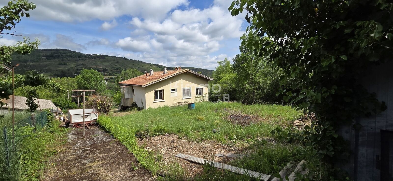 Maison avec extérieur et garage - 20250521 112359