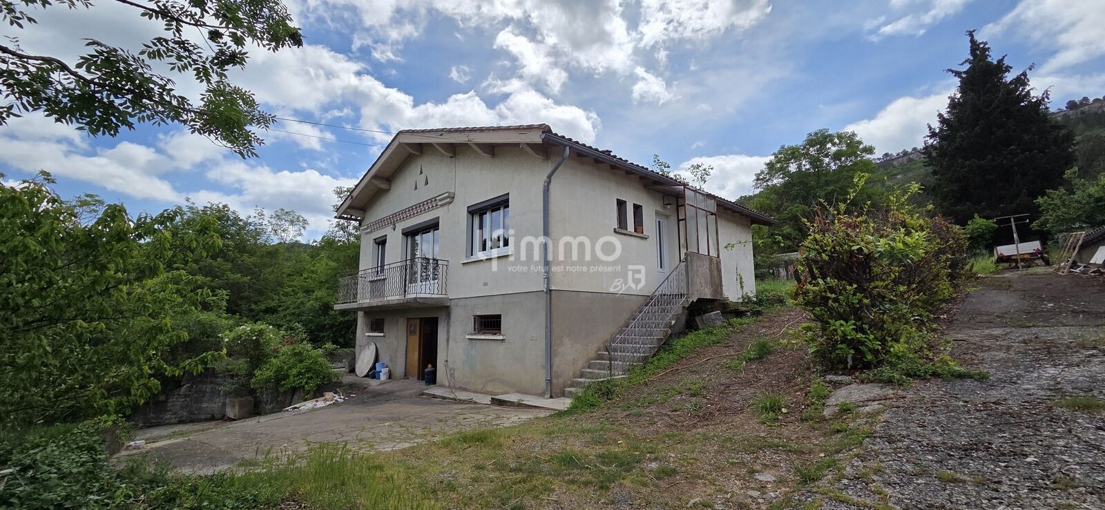 Maison avec extérieur et garage - 20250521 112719