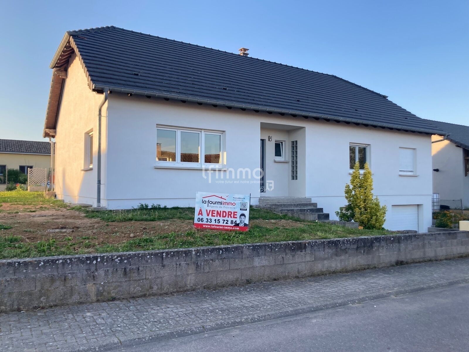 Sous-Offre : Maison Familiale, de 2004, dotée de beaux volumes. - Devanture