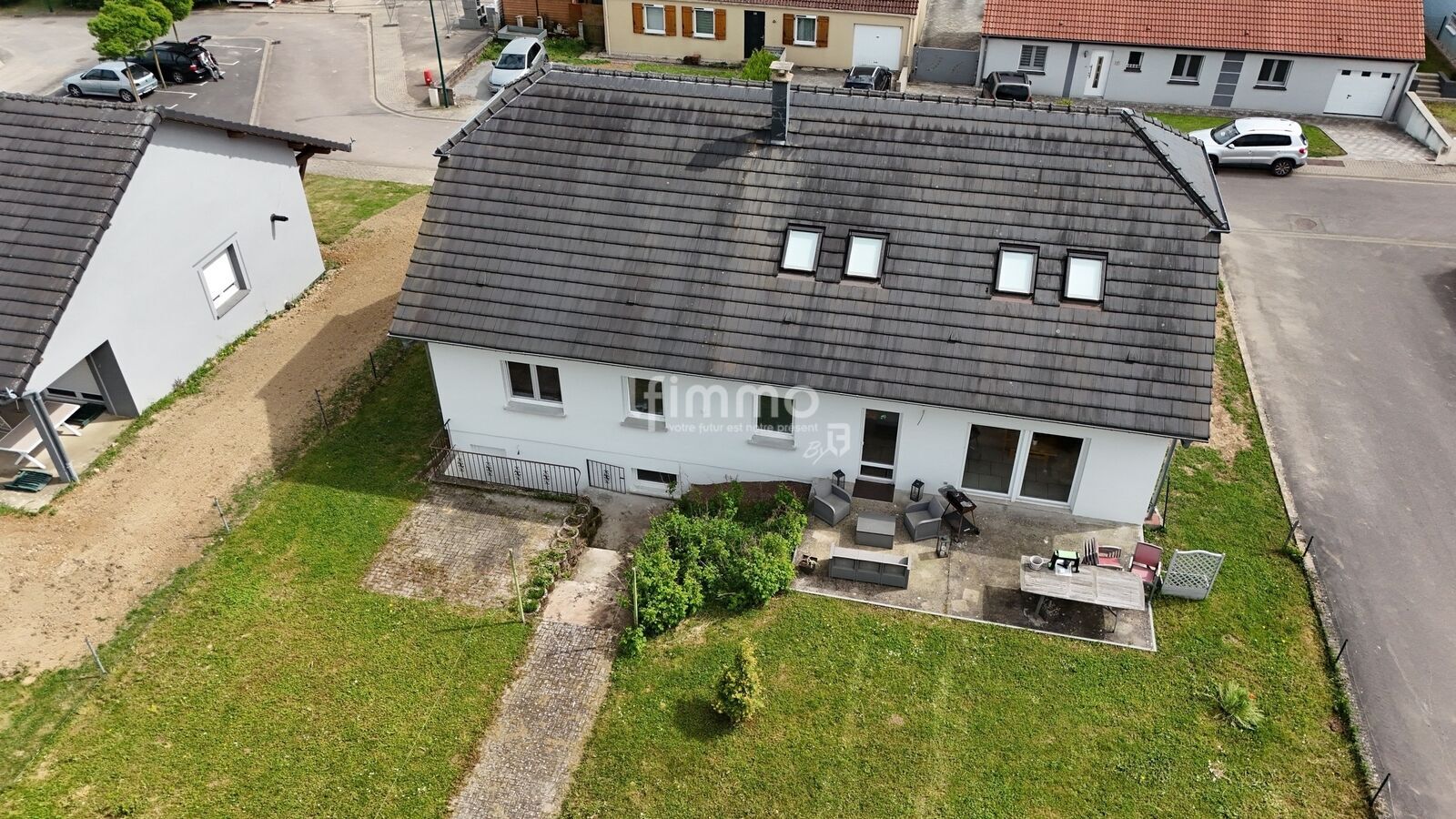 Sous-Offre : Maison Familiale, de 2004, dotée de beaux volumes. - Drone 2