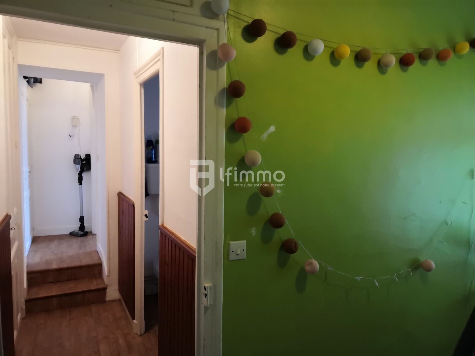 Trop tard ! En route vers son acte authentique ! - Couloir avec 2 marches et 2 placards