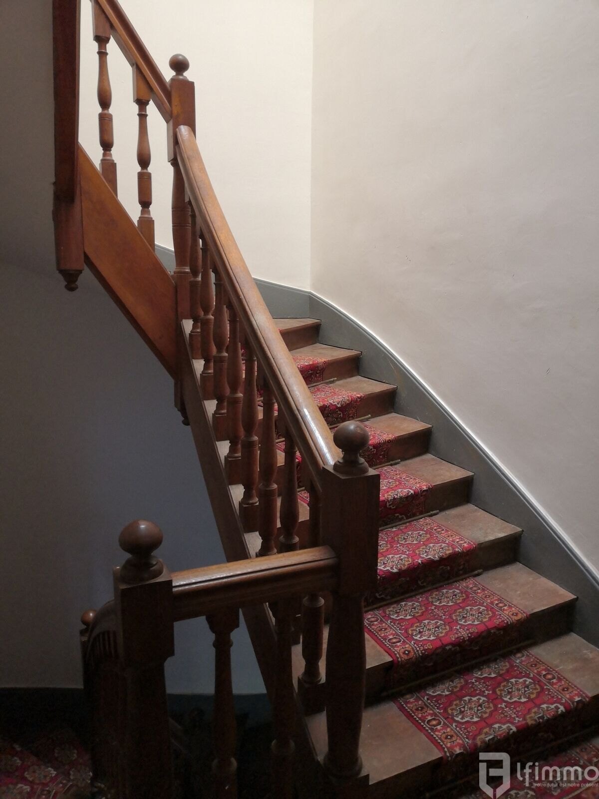 Trop tard ! En route vers son acte authentique ! - Un escalier comme autrefois pour une montée sans bruit