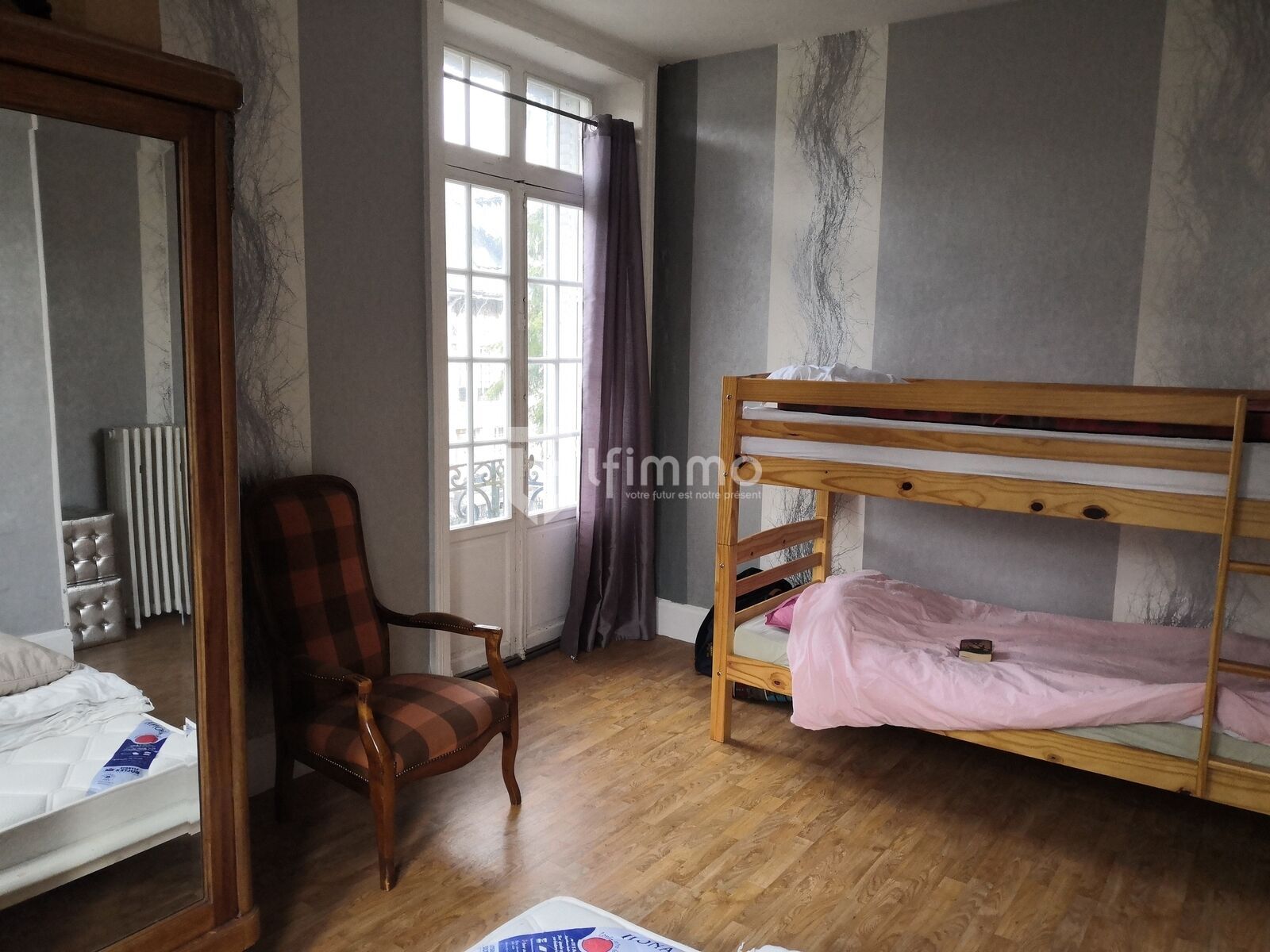 Trop tard ! En route vers son acte authentique ! - ... et une porte-fenêtre avec balcon là !