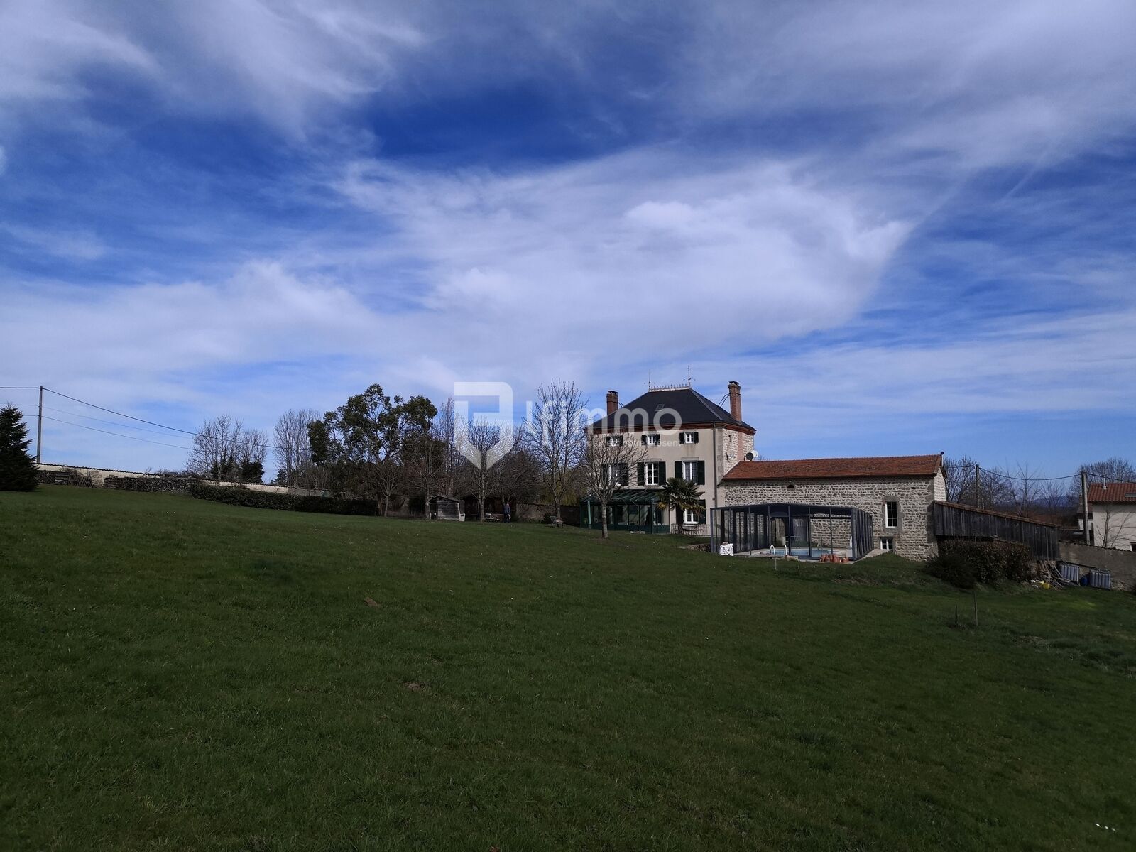 Trop Tard ! En route vers son compromis ! - L'ensemble immobilier vu du fond du jardin qui se prolonge par des champs et des bois...