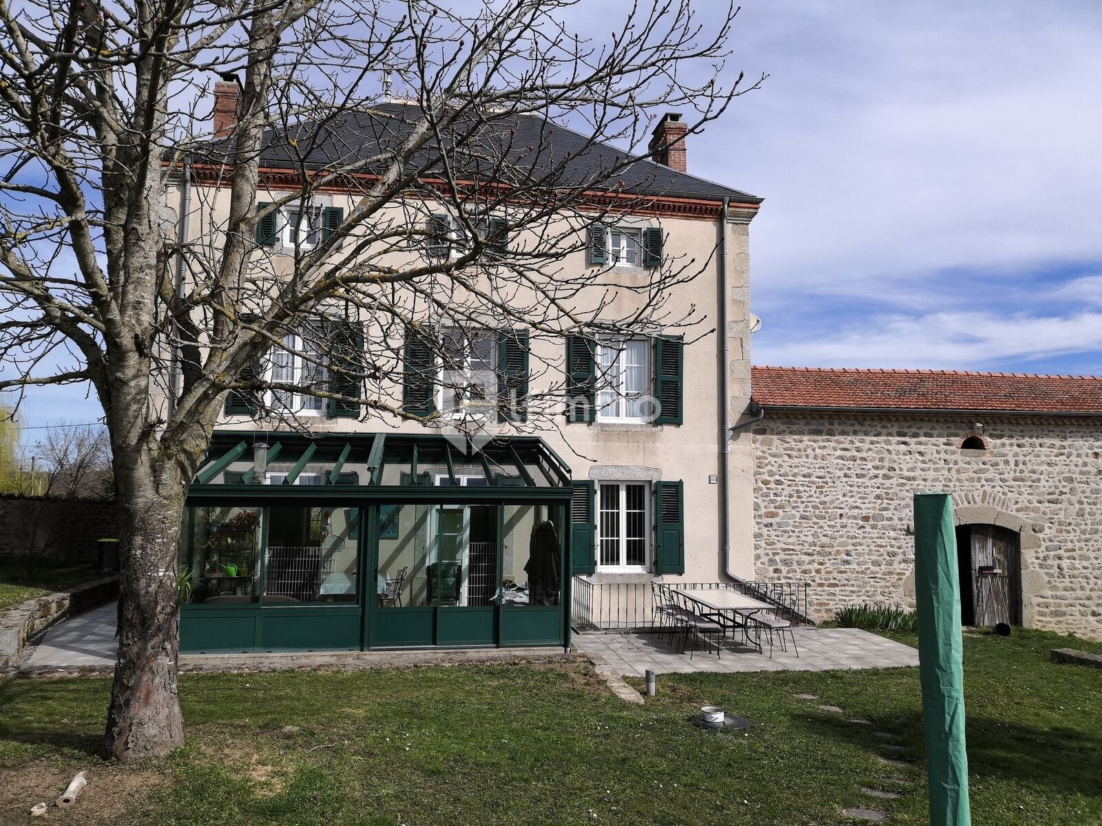 Trop Tard ! En route vers son compromis ! - La toiture en tuiles terre cuite et la charpente de la grange ont été refaites en 2004 avec du pin rouge Douglas