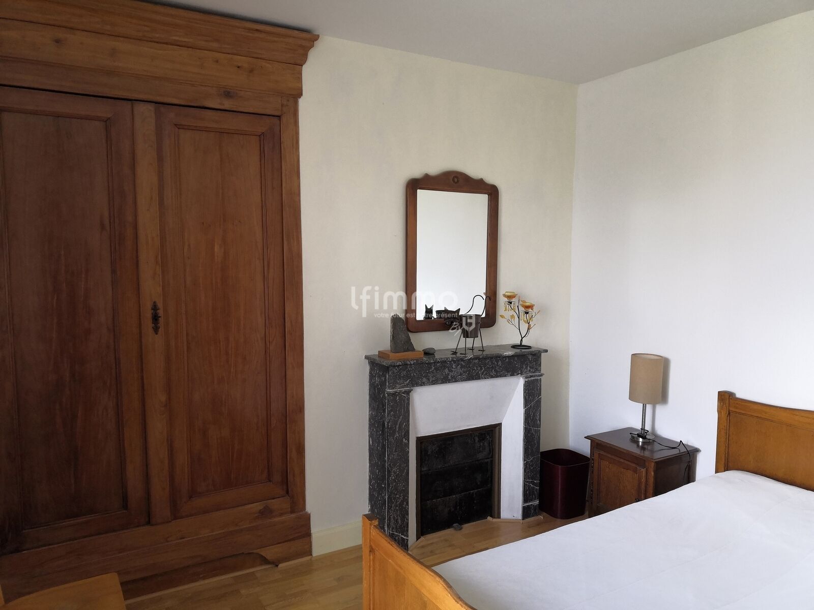 Trop Tard ! En route vers son compromis ! - Les chambres qui donnent côté hameau sont équipés de cheminées et d'un beau placard