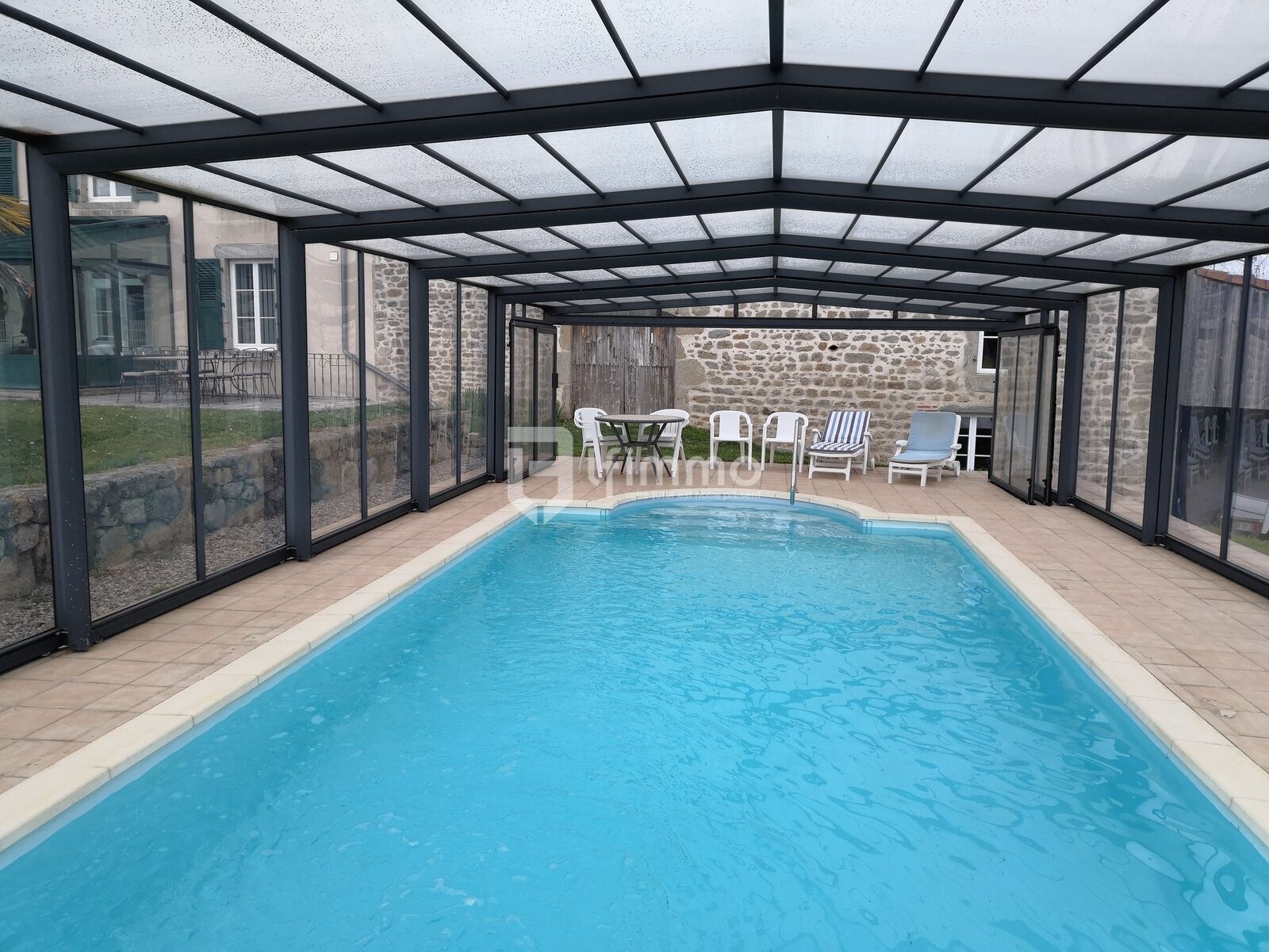 Trop Tard ! En route vers son compromis ! - Couvrable et découvrable avec son abri haut, la piscine est chauffée par une pompe à chaleur MITSUBISHI