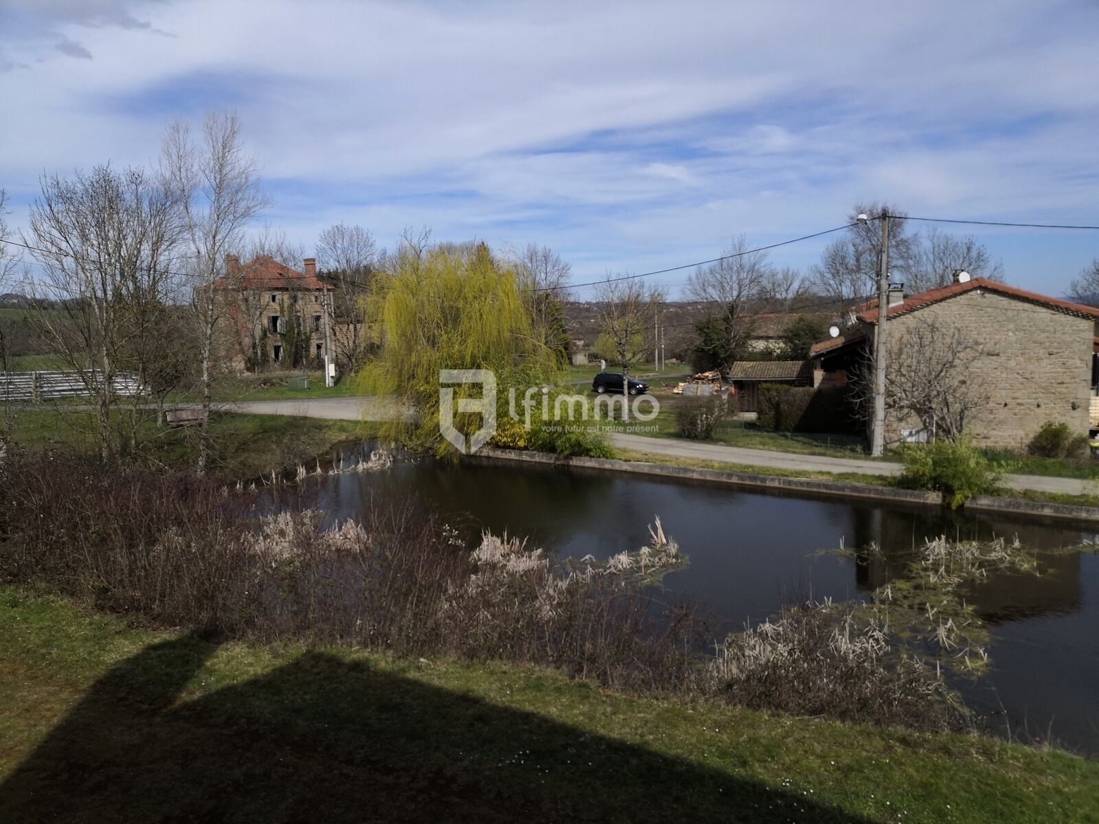Trop Tard ! En route vers son compromis ! - Ici, vue Nord sur le hameau avec petit étang entretenu par la Mairie et les pelouses par les habitants