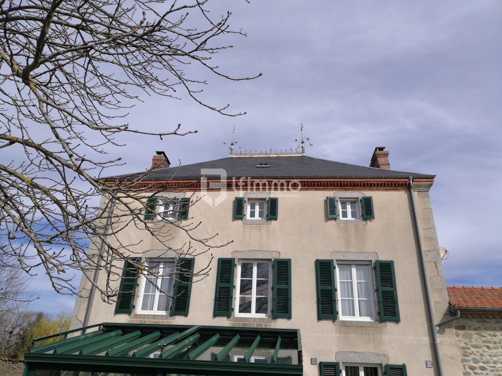 Trop Tard ! En route vers son compromis ! - Belle toiture en ardoise d'Angers, cheminées solides, frise en fonte et beaux épis de faîtage en zinc...