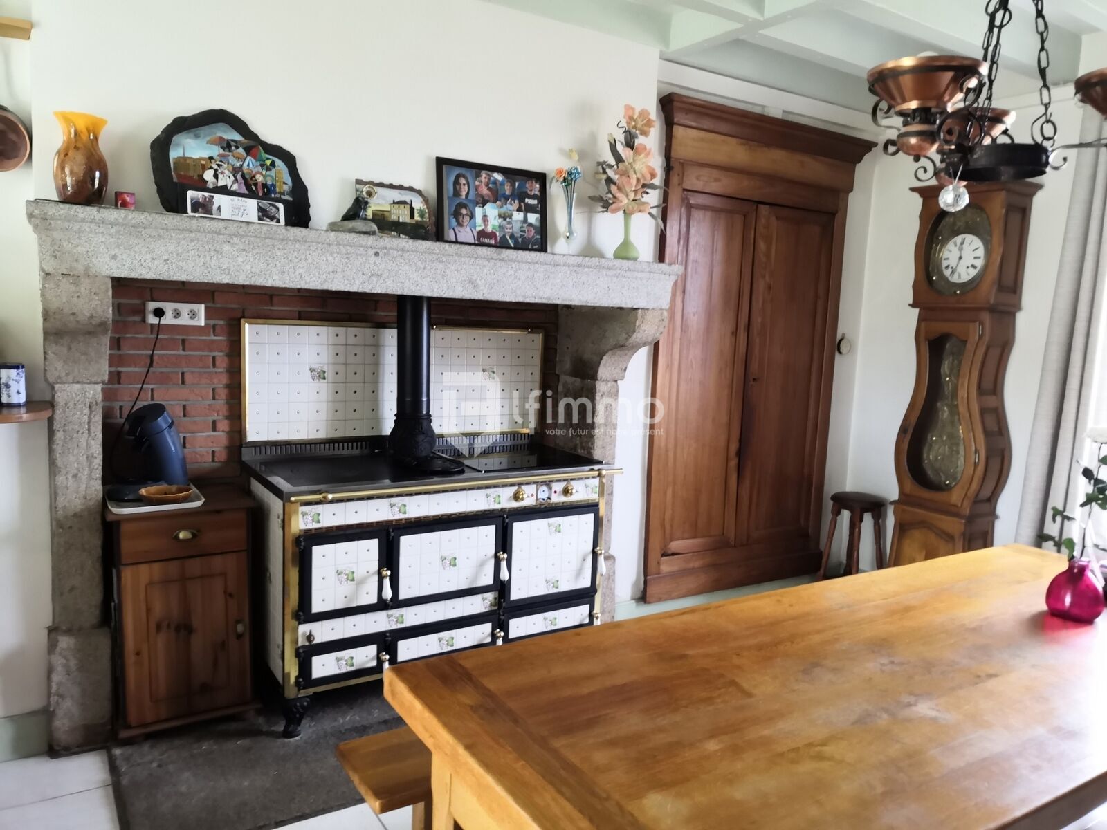 Trop Tard ! En route vers son compromis ! - Le fourneau mixte four à bois - électrique et cuiseur : vous pourrez mijoter de bons plats si vous le conservez...