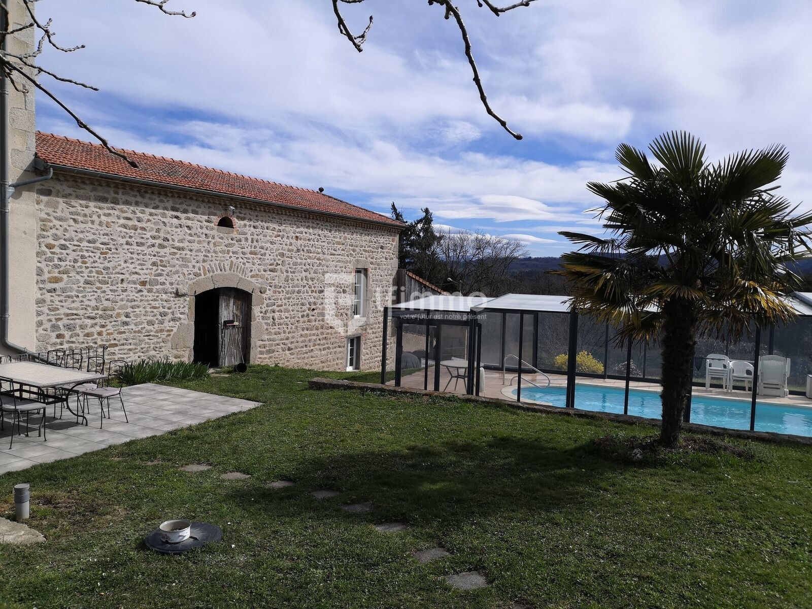 Trop Tard ! En route vers son compromis ! - Une terrasse plein ciel vient s'approcher de la piscine et de la sortie de la grange