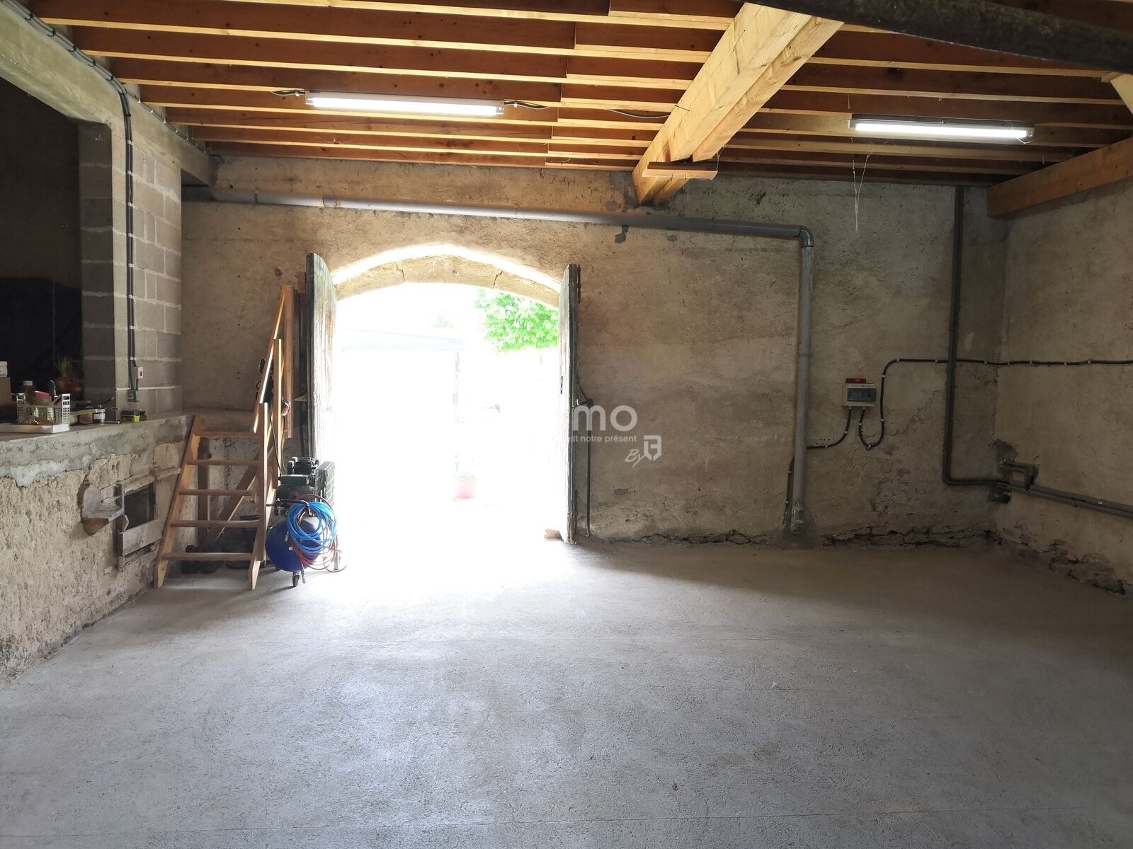 Trop Tard ! En route vers son compromis ! - La grange de 48 m2 ouvre de manière traversante et un grand salon pourrait prendre place ici...