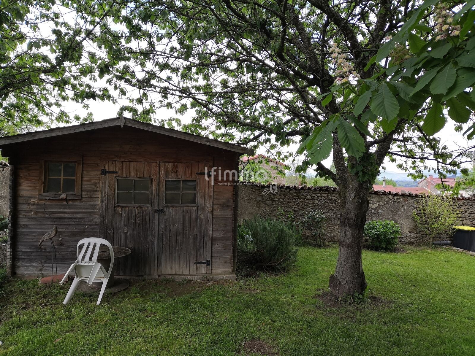 Trop Tard ! En route vers son compromis ! - Un coin repas en extérieur a été organisé près de la cabane du jardinier et celle des enfants...