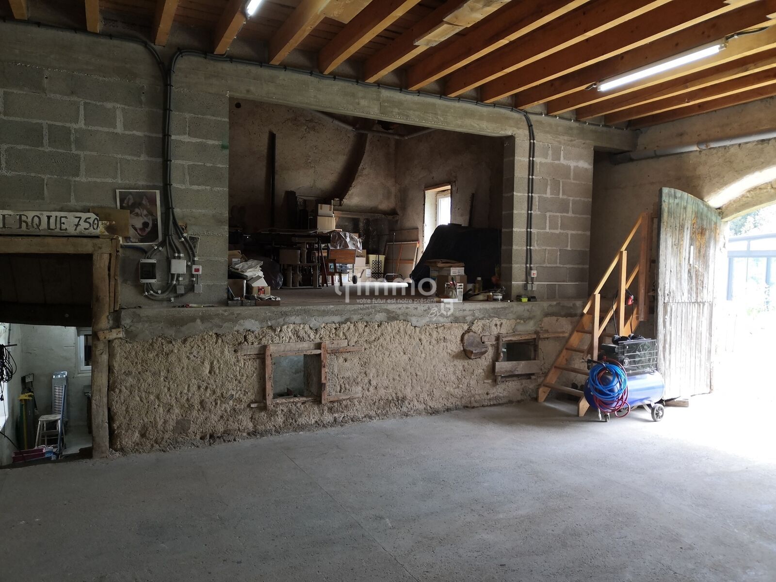 Trop Tard ! En route vers son compromis ! - Le fenil de 48 m2 au-dessus de la grange pourrait servir d'écrin à un piano à queue... pour des concerts dans le salon...