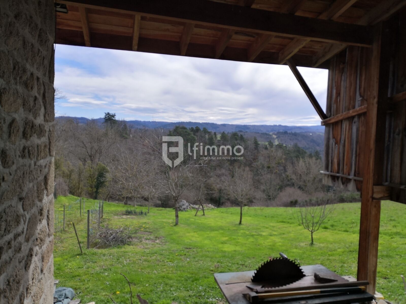 Trop Tard ! En route vers son compromis ! - Belle fenêtre sur vue du garage 2 véhicules et de son abri avancé pour la coupe du bois...