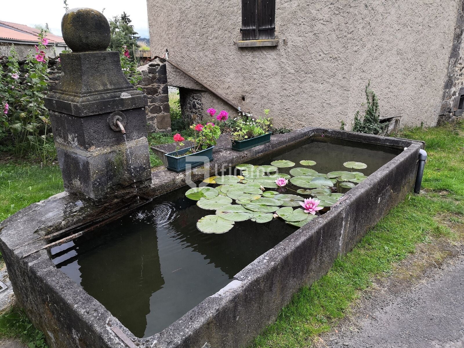 Propriété de plaisance proche lac Aydat - Une belle fontaine du village...