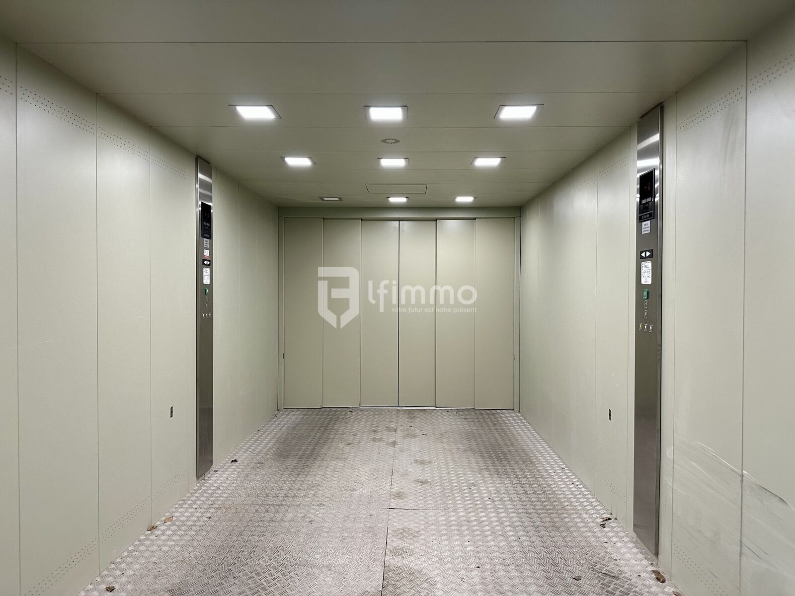 Vincennes Est- Place de Parking -12m2 - Ascenseur a voitures