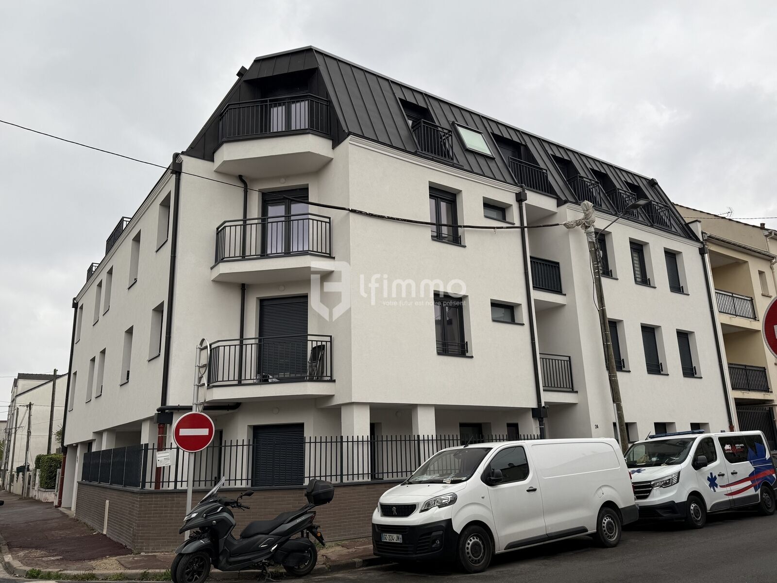 Au pied du RER - Img 2046