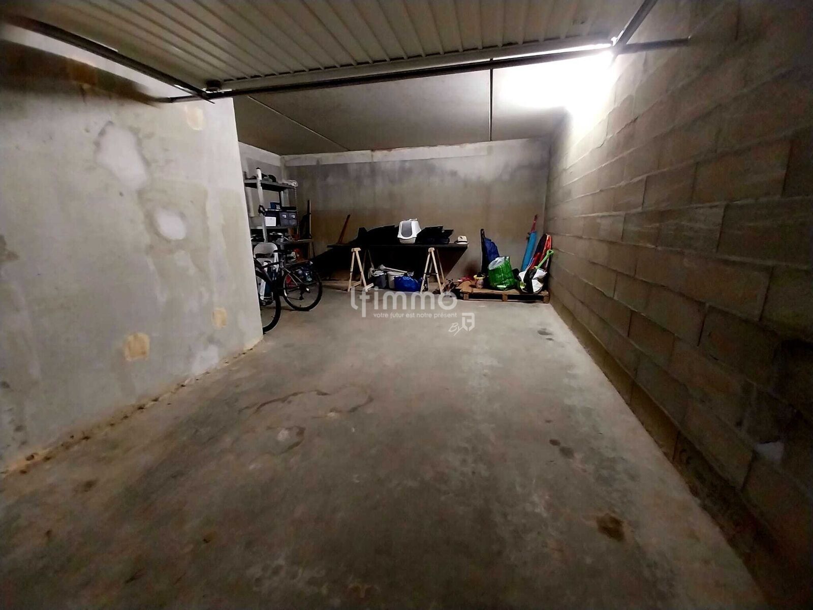 Maison 4 pièces 97 m2 jardin box et place de parking - Box