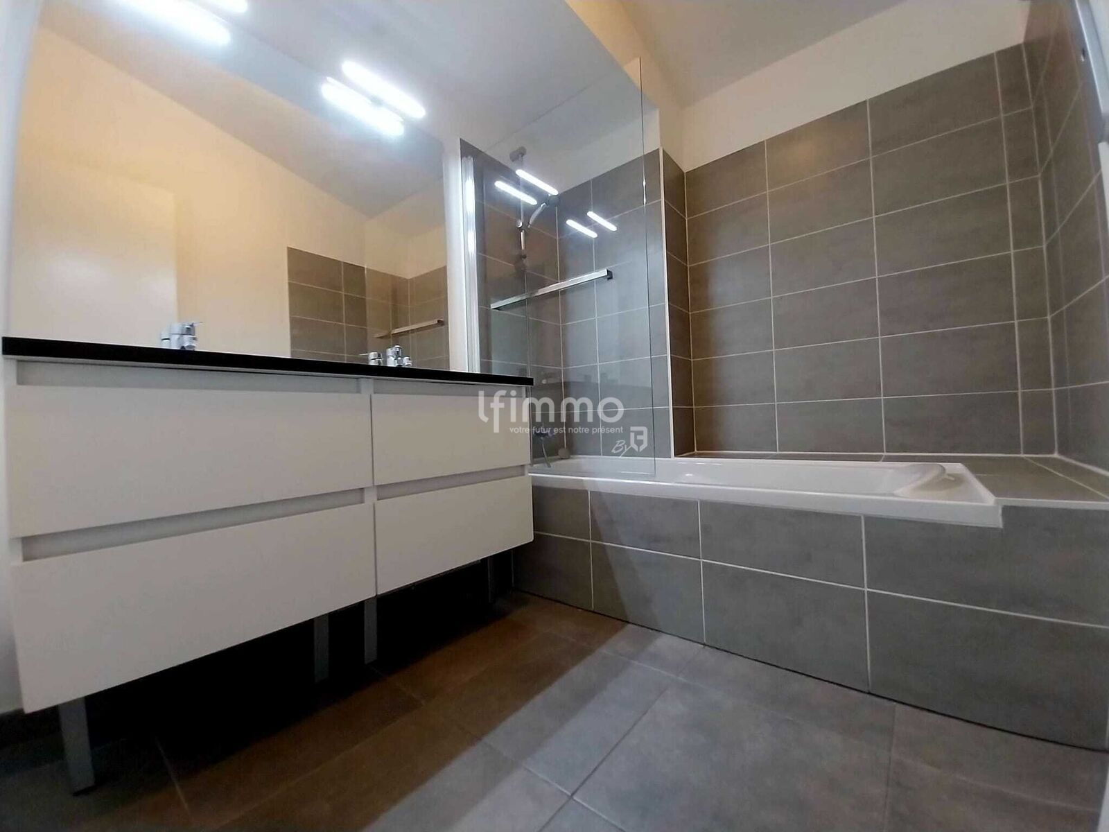 Maison 4 pièces 97 m2 jardin box et place de parking - Sdb