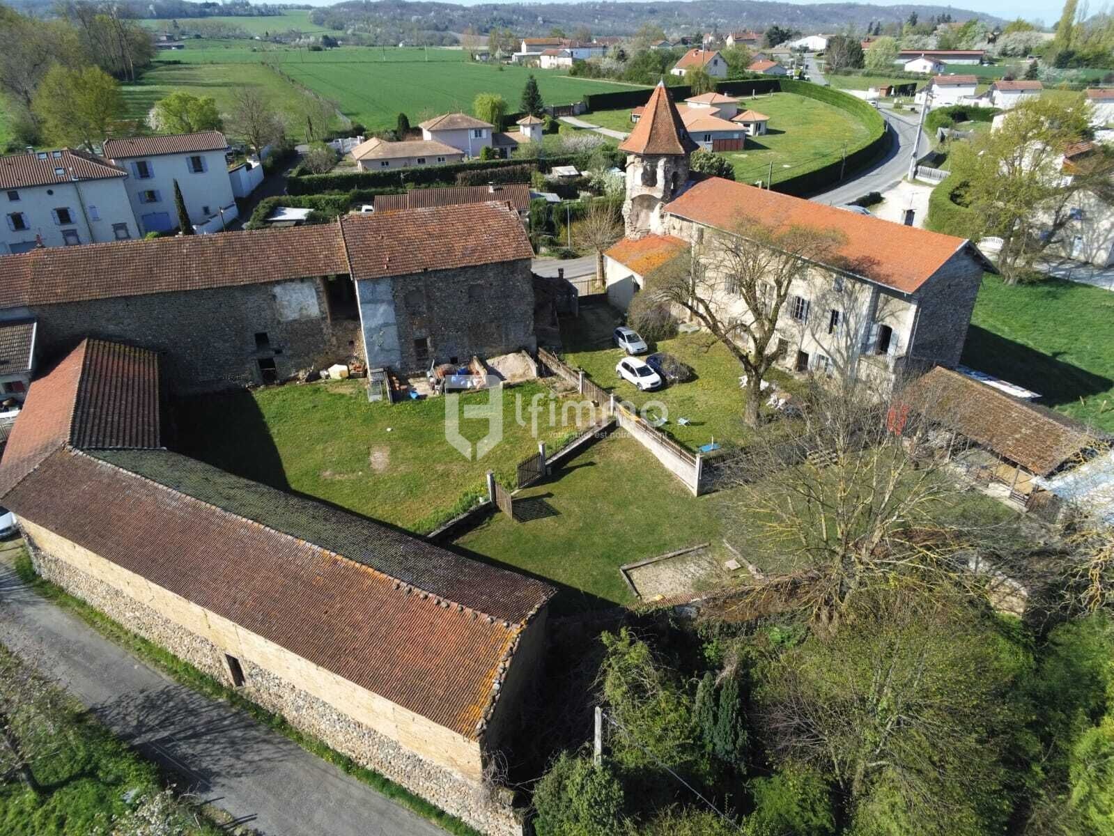 château médiéval 297m² dépendances préau caves - Img-20250410-wa0020