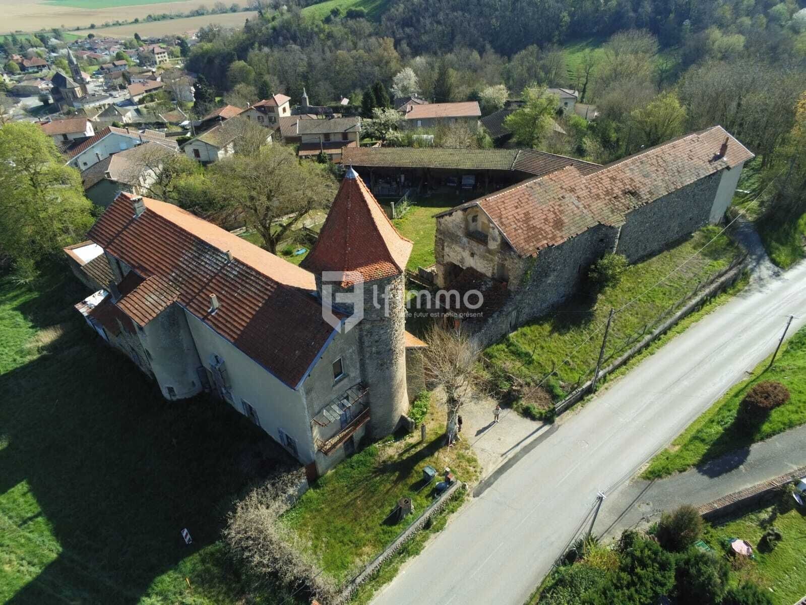 château médiéval 297m² dépendances préau caves - Img-20250410-wa0017