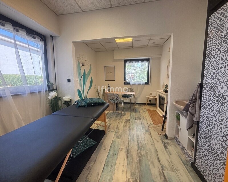 Bureau polyvalent à fort potentiel locatif ! - Local professionnel vu depuis l'entrée