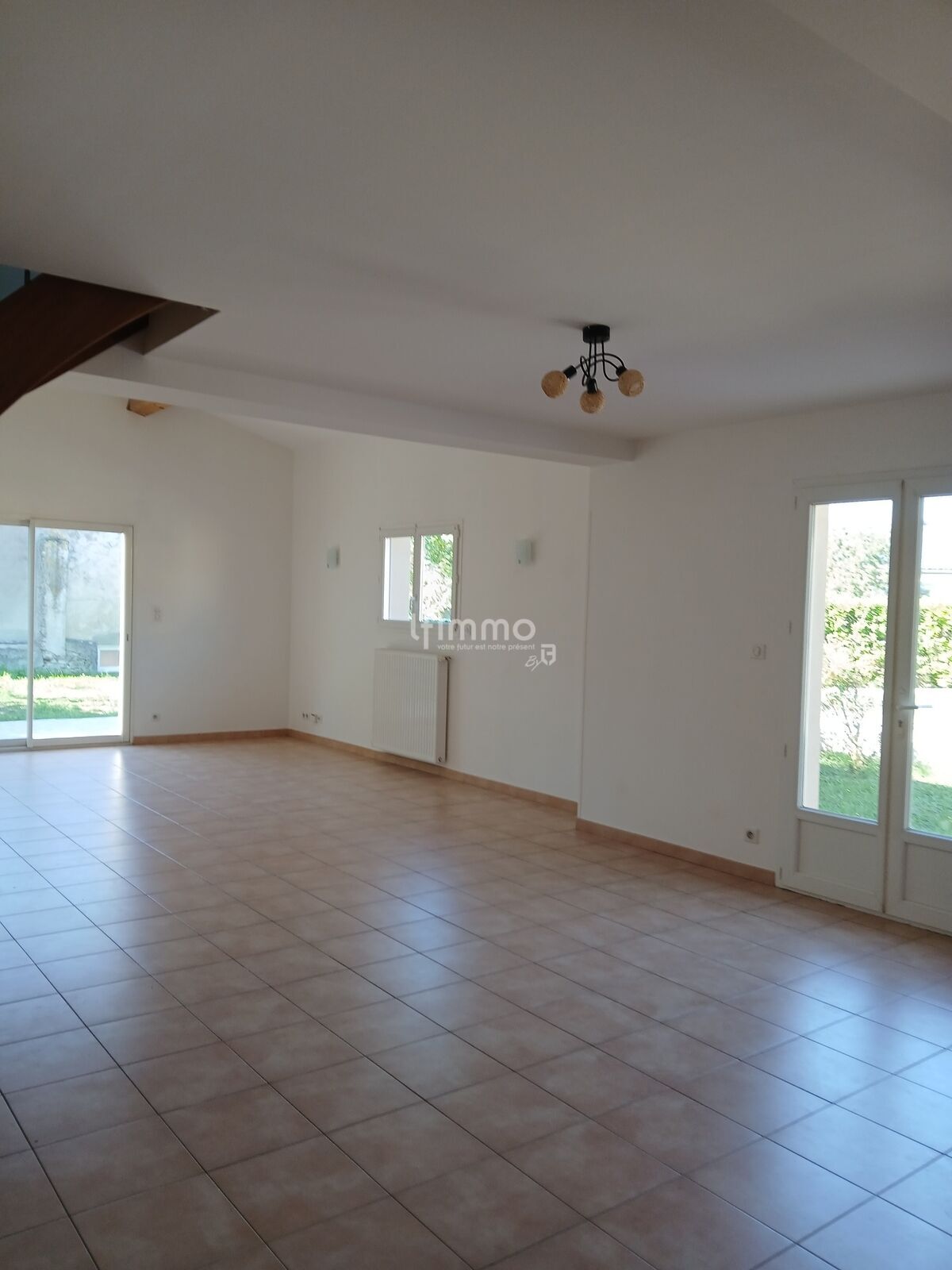 Villa T3 de 121M2 avec jardin de 220M2 situé à Alzonne - Salon baie vitrée